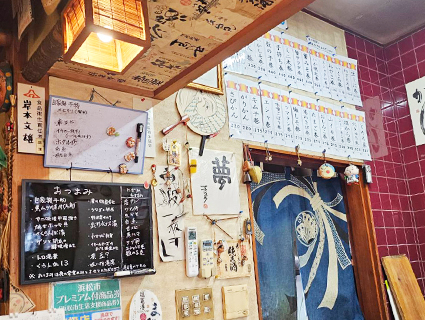 カウンター奥の黒板