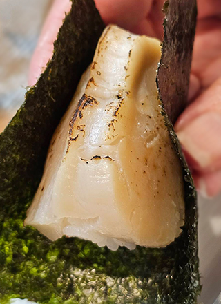 タイラ貝磯辺握りは海苔で包んでお召し上がりください